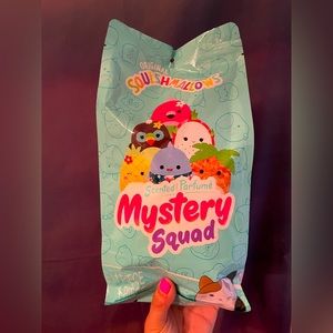 SQUISHMALLOWS scented tropical 8” mystery squad